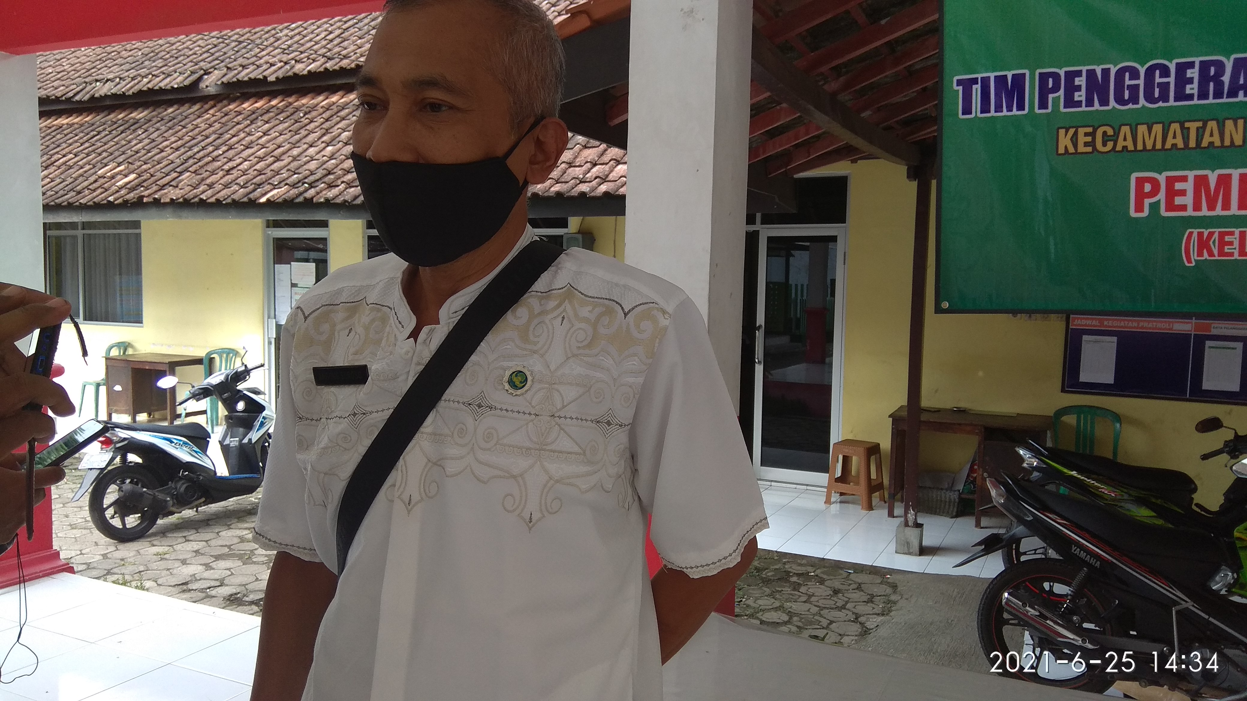 Lurah Kepatihan Kecamatan Kaliwates, Kabuparen Jember. Saat dikonfirmasi beberapa awak media perihal adanya belasan warga yang terkonfirmasi positif Covid-19 di Balai Kelurahan Kepatihan, pukul 14.30, Jum'at (25/6/2021)